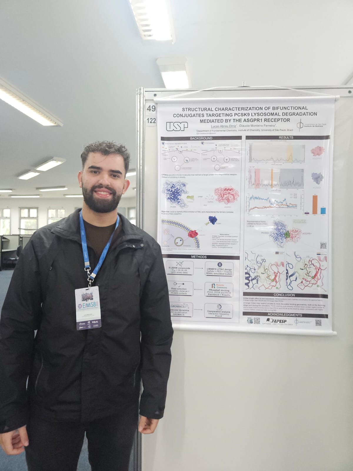 Lucas Diniz apresentando pôster na XII EMMSB, LNCC